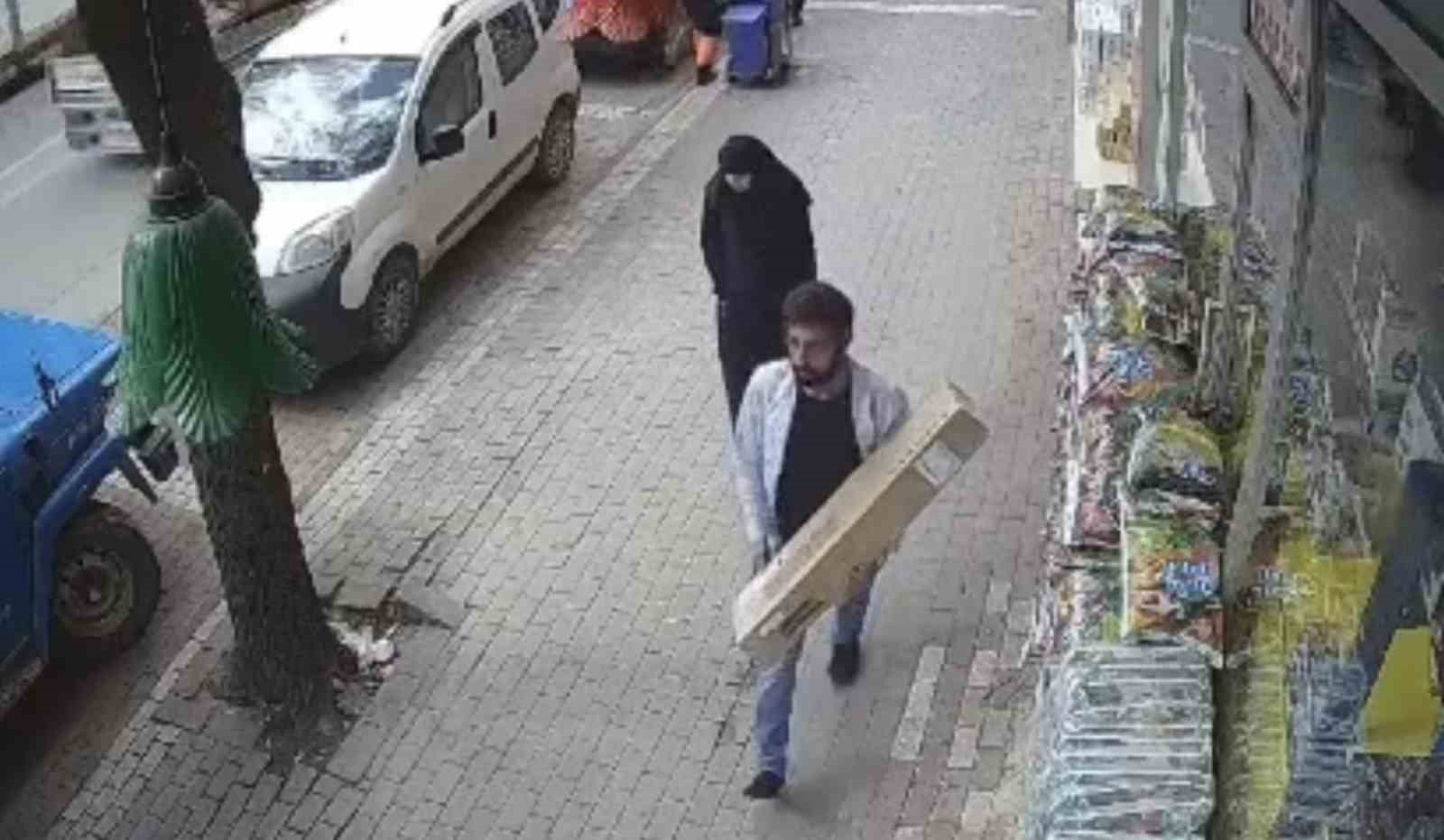 Dükkandaki Isıtıcıyı Kucakladı, Yürüyerek Uzaklaştı