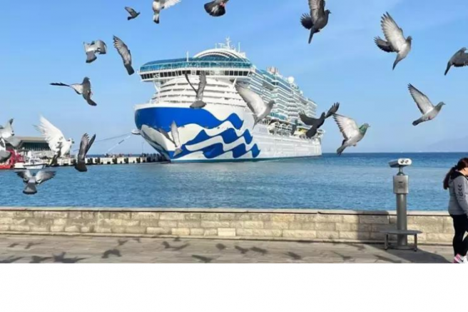Dünyanın en büyük kruvaziyer gemisi Kuşadası'nda