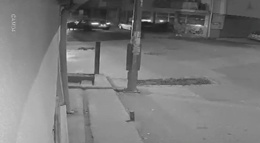 Duvara Böyle Çarptı, Otomobili Bırakıp Kaçtı