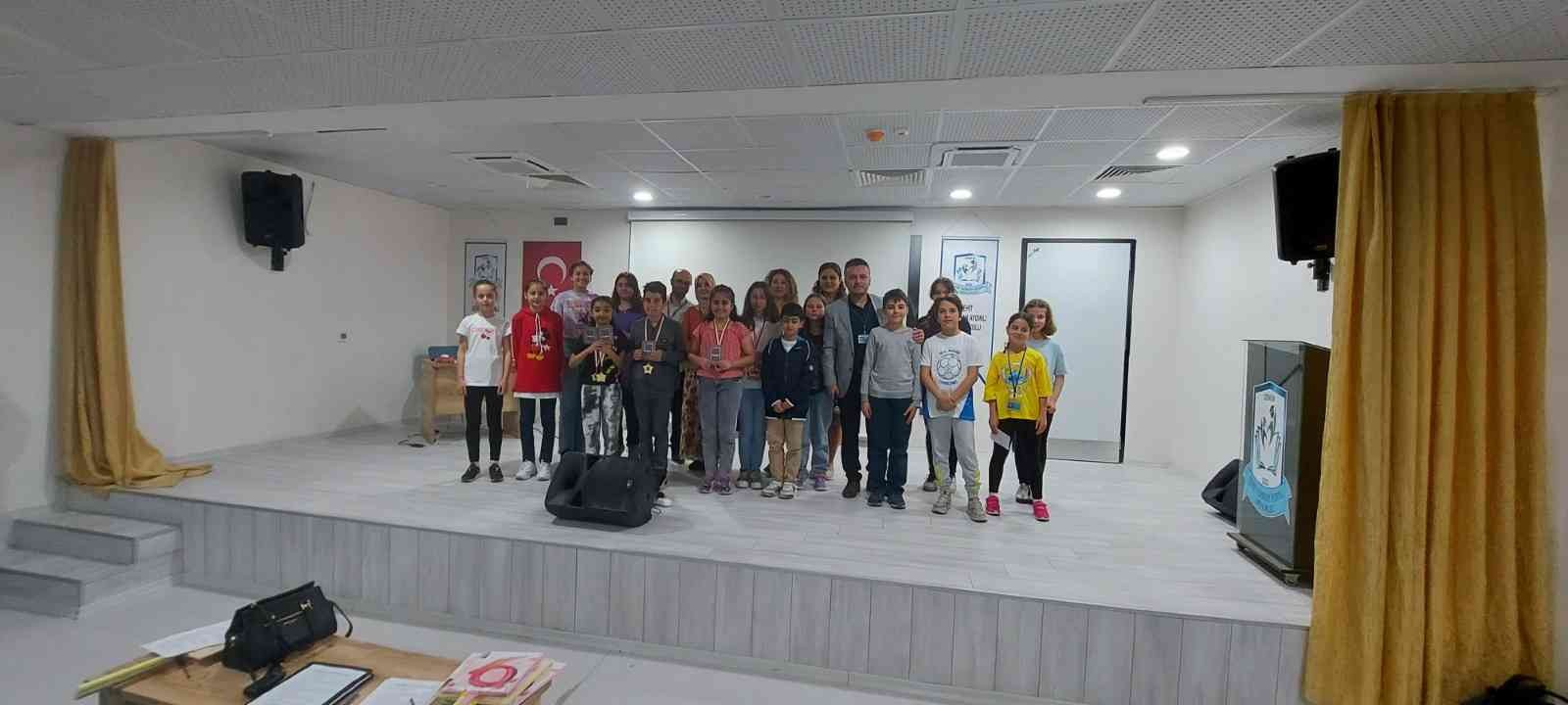 Düzenlediği Yarışmalarla Öğrencilerin Yabancı Dilini Geliştiriyor