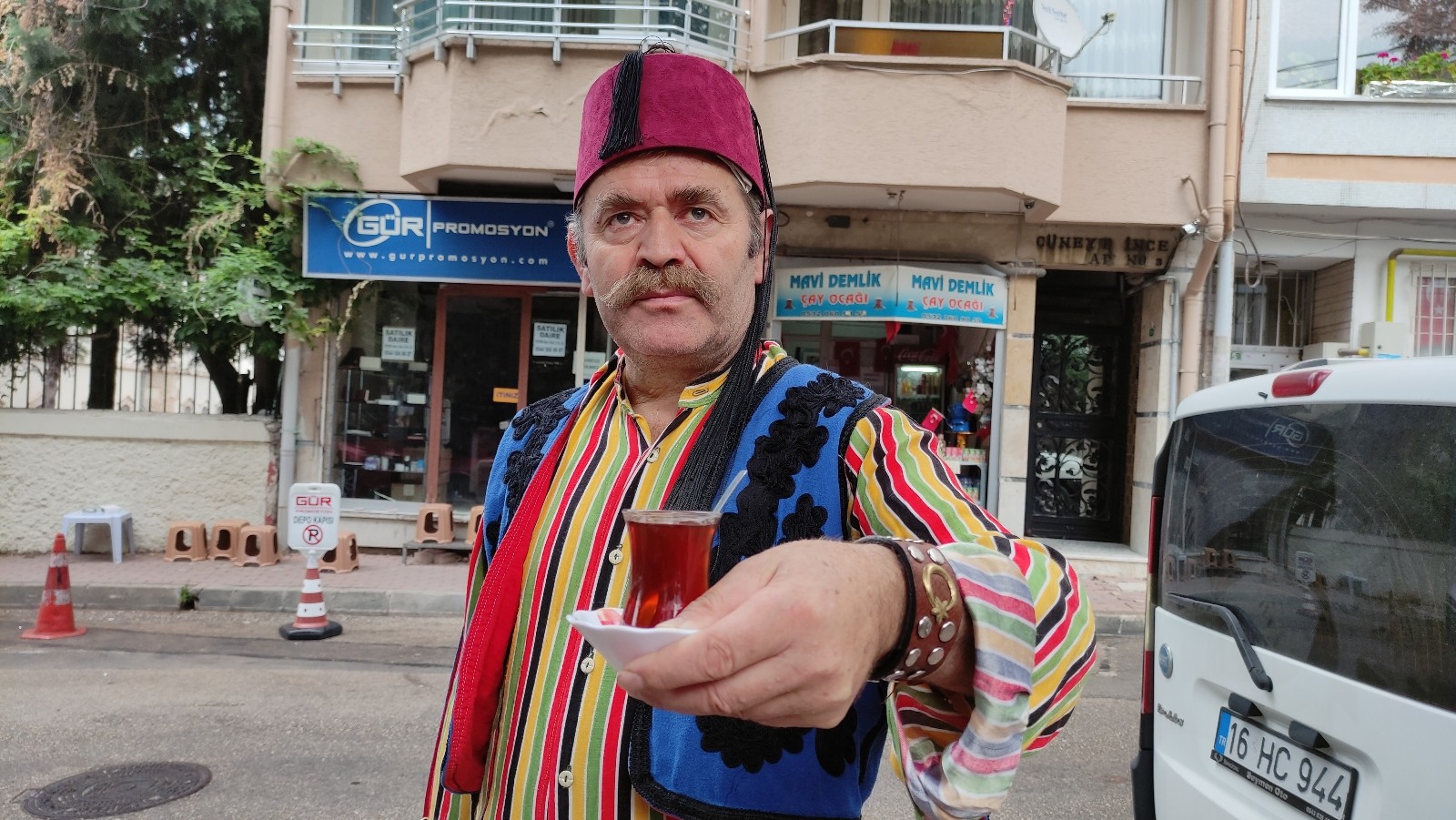 Bursa'da Müşterilerini Böyle Karşılıyor...