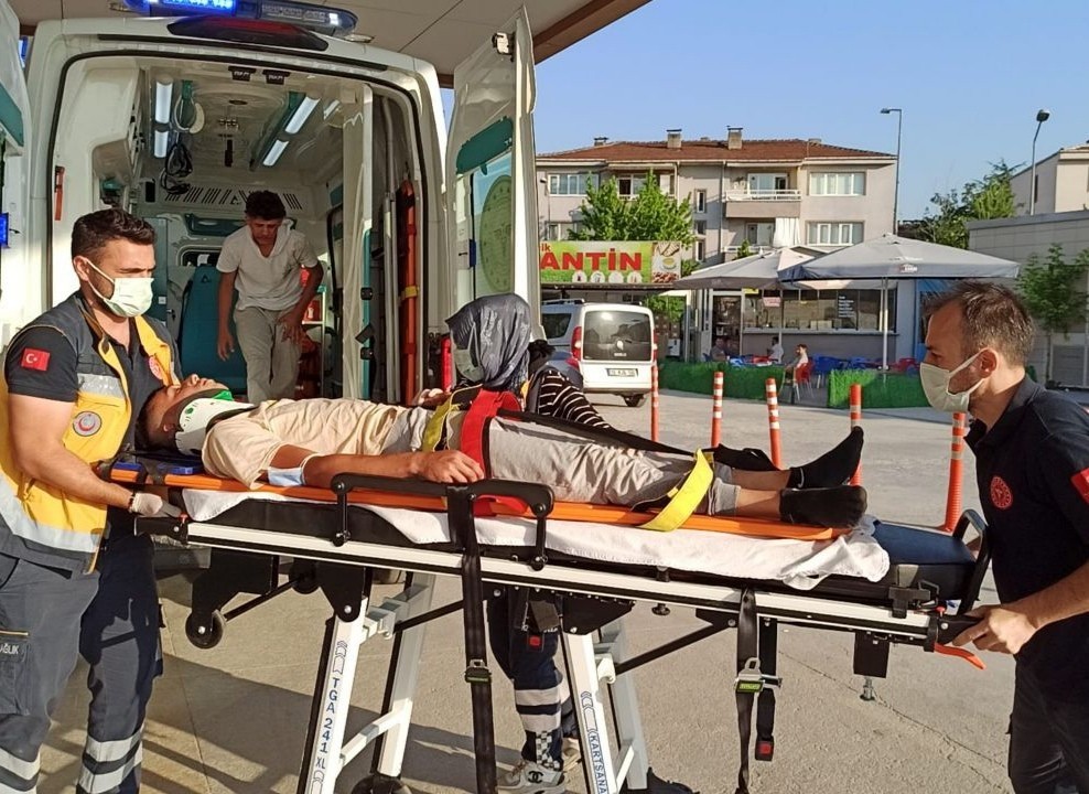 Elektrikli Bisiklet Yayaya Çarptı, 4 Kişi Yaralandı