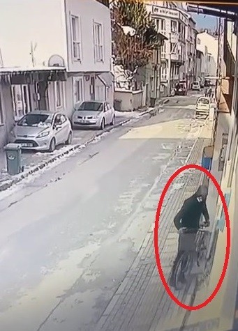 Elini Kolunu Sallayarak Bisikleti Çaldı, O Anlar Kameralara Yansıdı