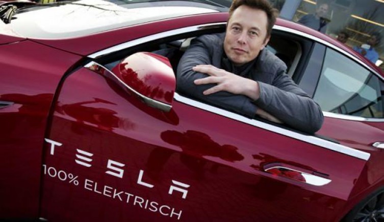 Elon Musk servetine servet kattı!