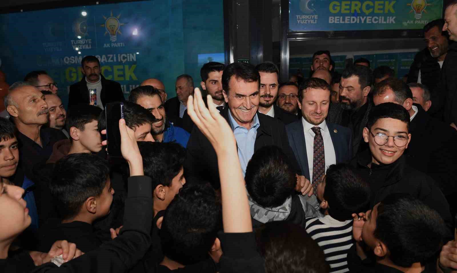 Emekte Dev Kalabalık Dündarı Coşkuyla Karşıladı