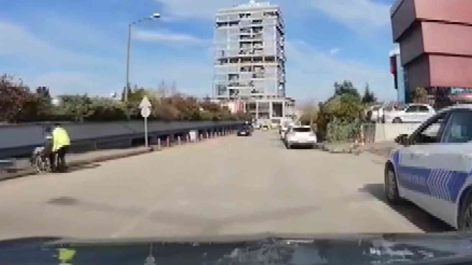 Engelli Vatandaşın İmdadına Trafik Polisi Yetişti