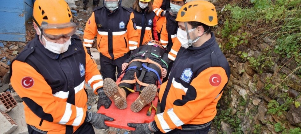 Enkaz Altındaki Yaralılar Başarıyla Kurtarıldı