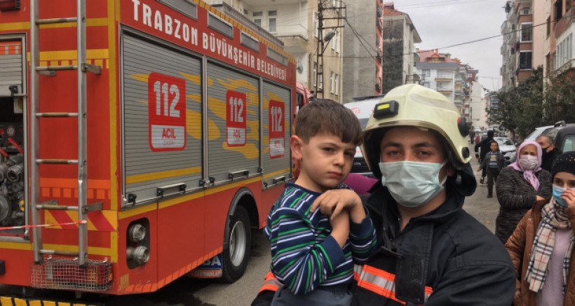 Evde mahsur kalan kız çocuğunu, itfaiye ekipleri kurtardı