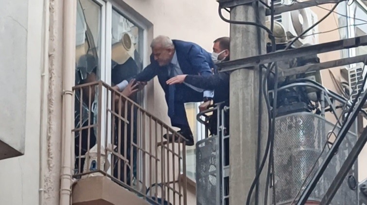 Evi Yakıp Kendisini İçeriye Kilitleyen Genç Adamı Polis Böyle Kurtardı