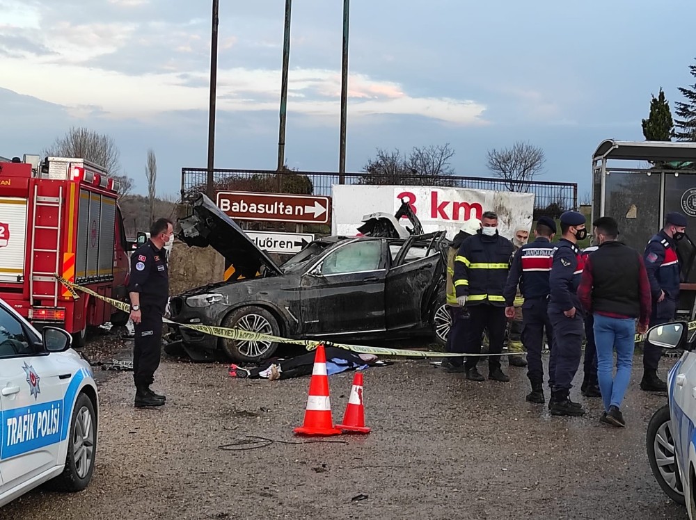 Fabrika Duvarına Çarpan Araç Hurdaya Döndü: 1 Ölü