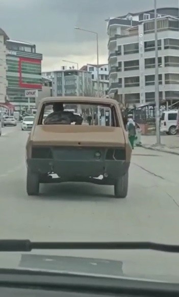 Farsız, Camsız, Bir O Kadar Da Gamsız