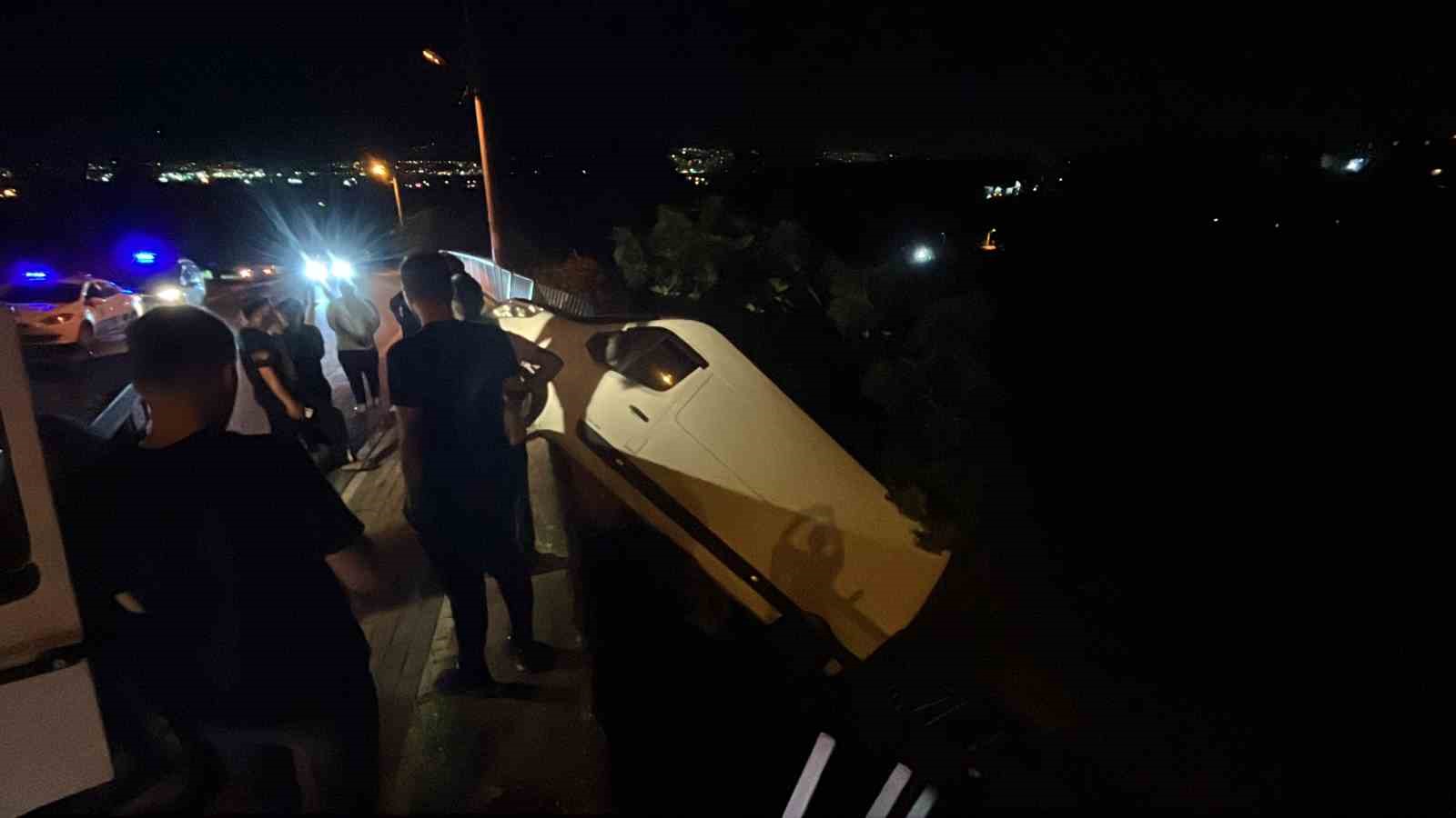 Freni Boşalan Araç 2 Metrelik Yükseklikte Asılı Kaldı
