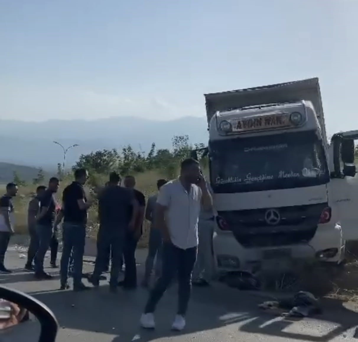 Freni Patlayan Kamyon Yoldan Çıktı: 1 Yaralı