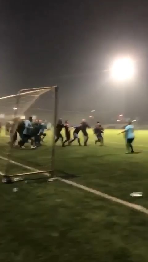 Futbol Turnuvası Boks Maçına Döndü...tekme Ve Yumruklar Havada Böyle Uçuştu