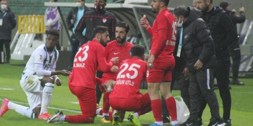 Futbolcular sahada iftar yaptı