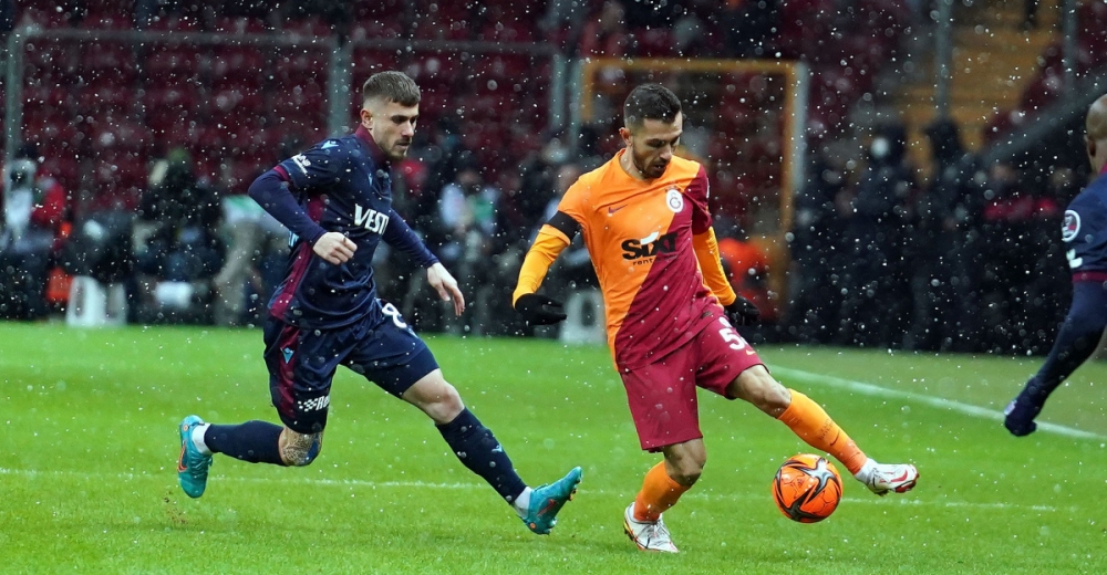 Galatasaray evinde dev maçta Trabzonspor'a mağlup oldu