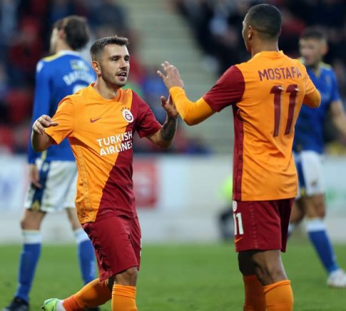 Galatasaraylı futbolcuyu yerden yere vurdular! Artık gitmeli'