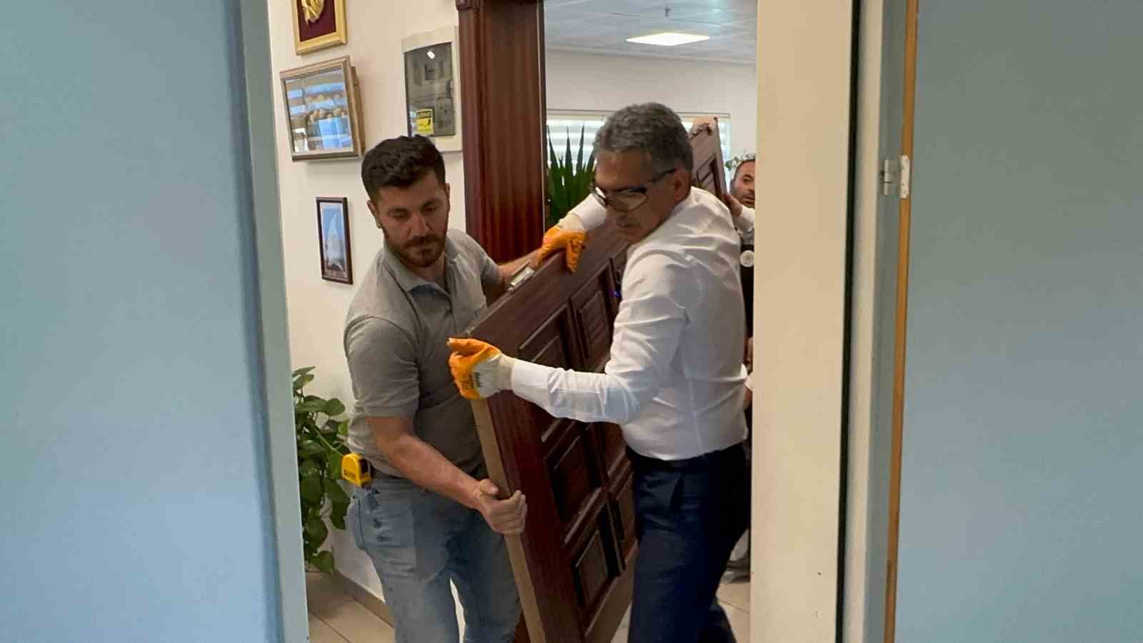 Gemlik Belediye Başkanı Deviren Makam Kapısını Söktü
