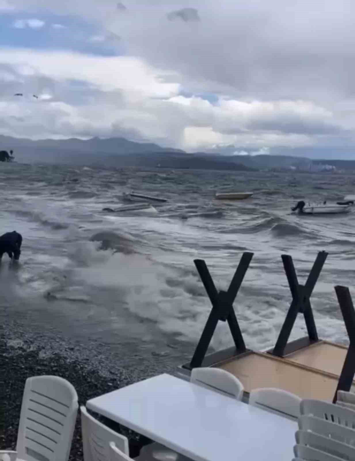 Gemlikte Fırtına Ve Yağmur Hayatı Felç Etti, Tekneler Alabora Oldu