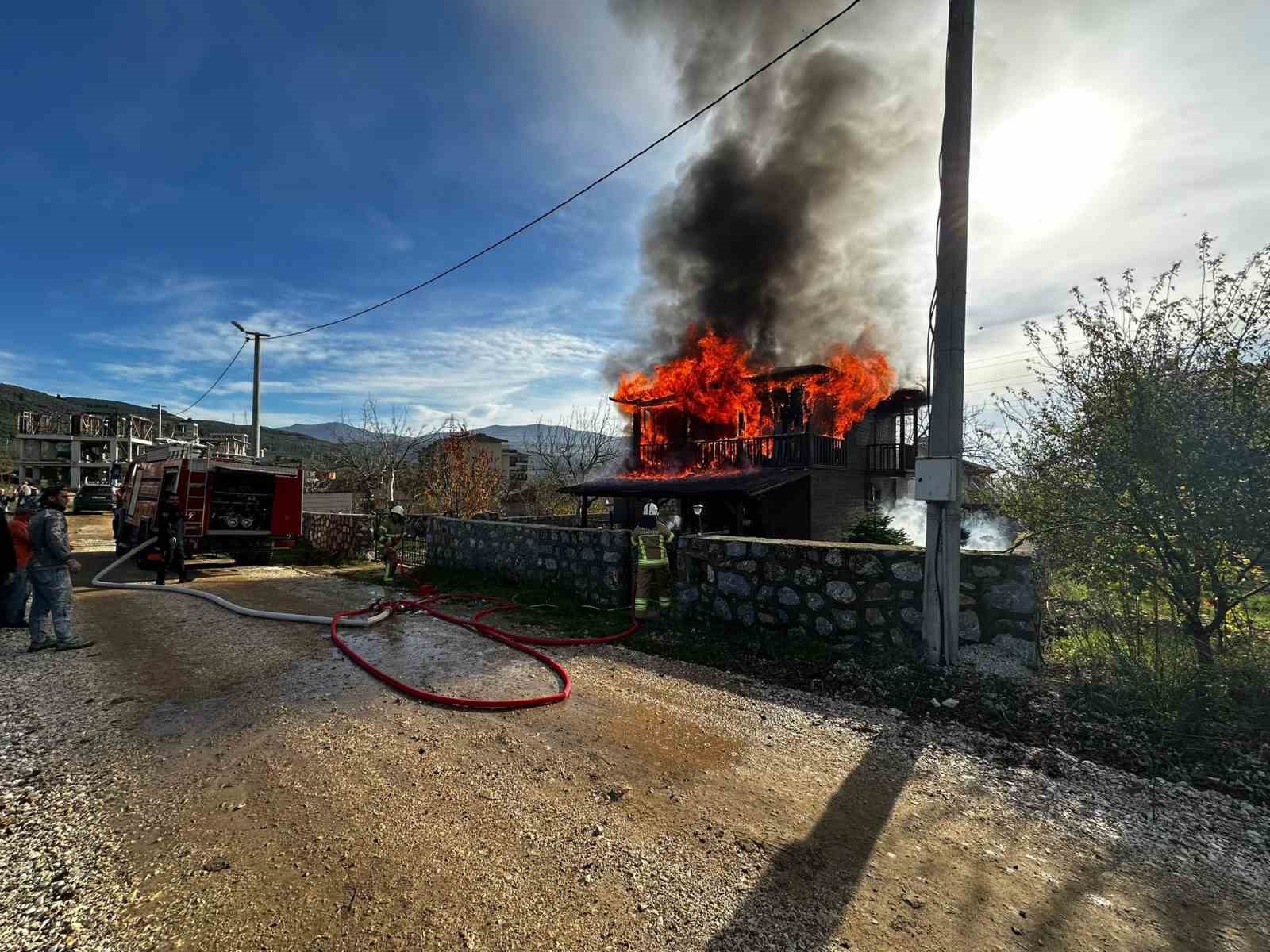Gemlikte İki Katlı Ev Alevlere Teslim