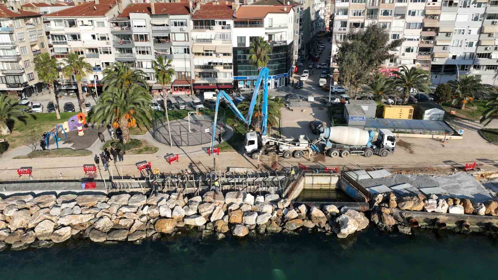 Gemlikte Kıyı Koruma Çalışmaları Hızla Sürüyor