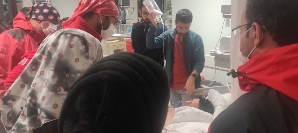 Genç anne 7 aylık bebeğini 4 gün enkaz altında emzirdi, 5'inci gün tükürükle, o da kalmayınca kolunu kesip kendi kanıyla besledi