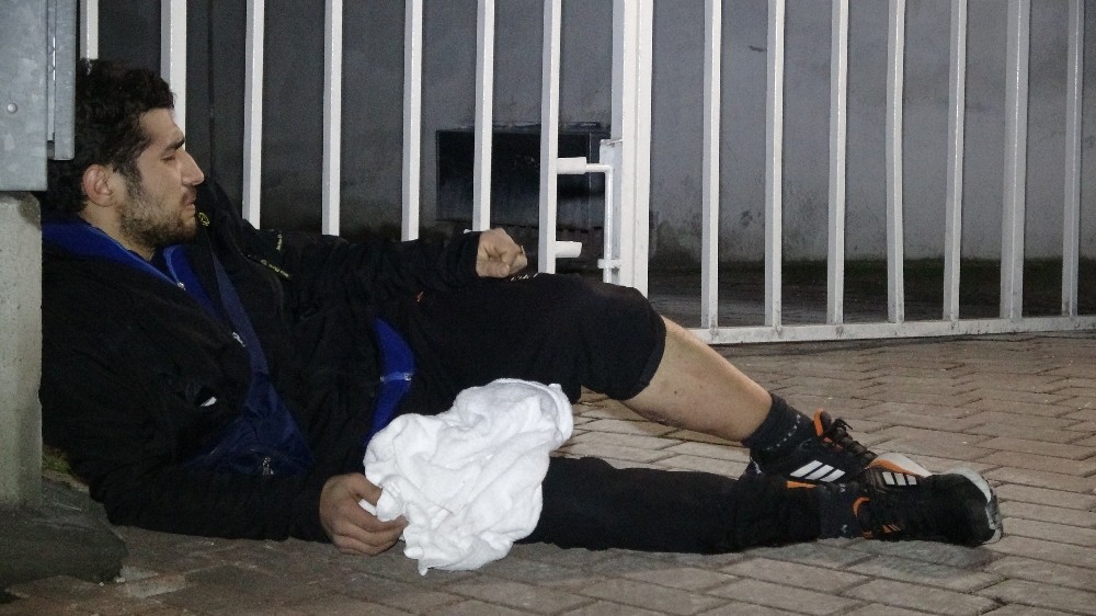 Genç Kadın, Gürültü Yapan Komşusunu Bıçakladı