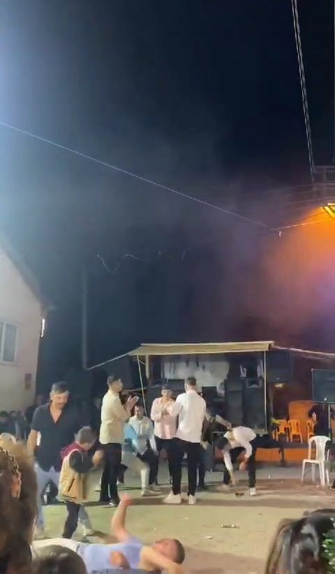 Gençlerin İlginç Dansı Kamerada