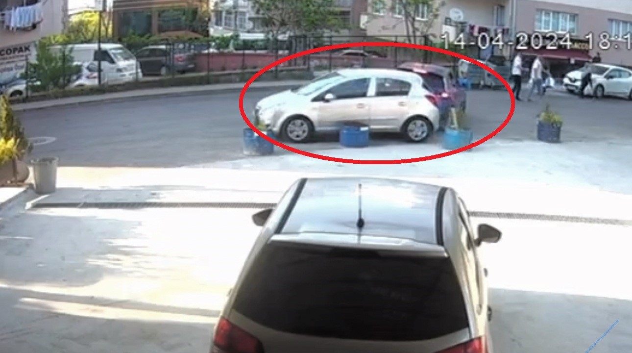 Geri Viteste Unuttuğu Aracıyla Kaza Yaptı, O Anlar Kamerada