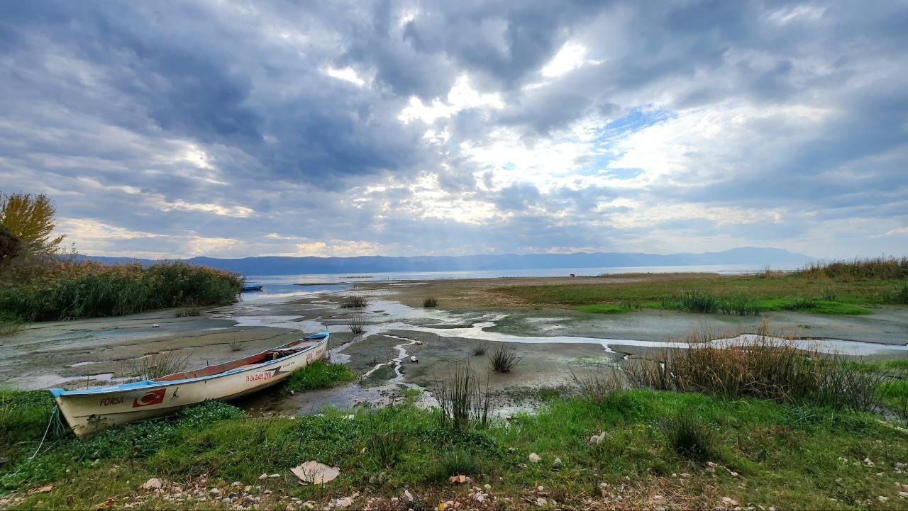 Göl Çekildi, Tekneler Karada Kaldı