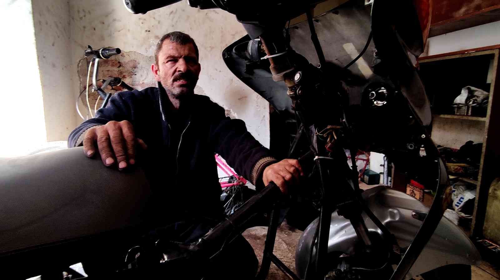 Gözleri Görmüyor, Hissederek 20 Yıldır Motosiklet Tamir Ediyor