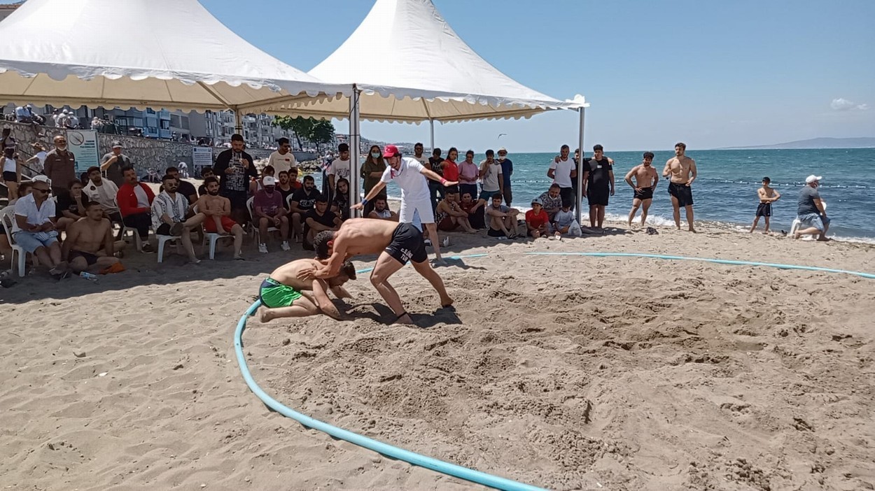 Güreşçiler Plajda Hünerlerini Sergiledi
