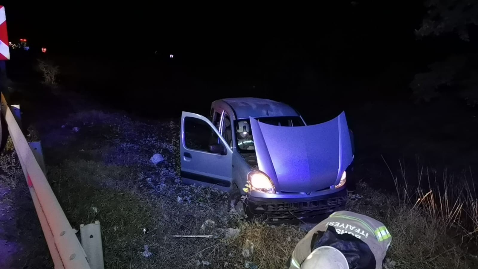 Hafif Ticari Araç Şarampole Yuvarlandı: 3 Yaralı