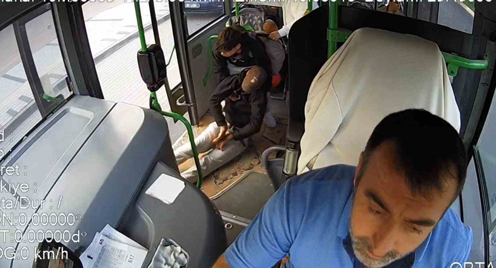 Halk Otobüsü Şoförü Fenalaşan Adamı Hastaneye Götürdü