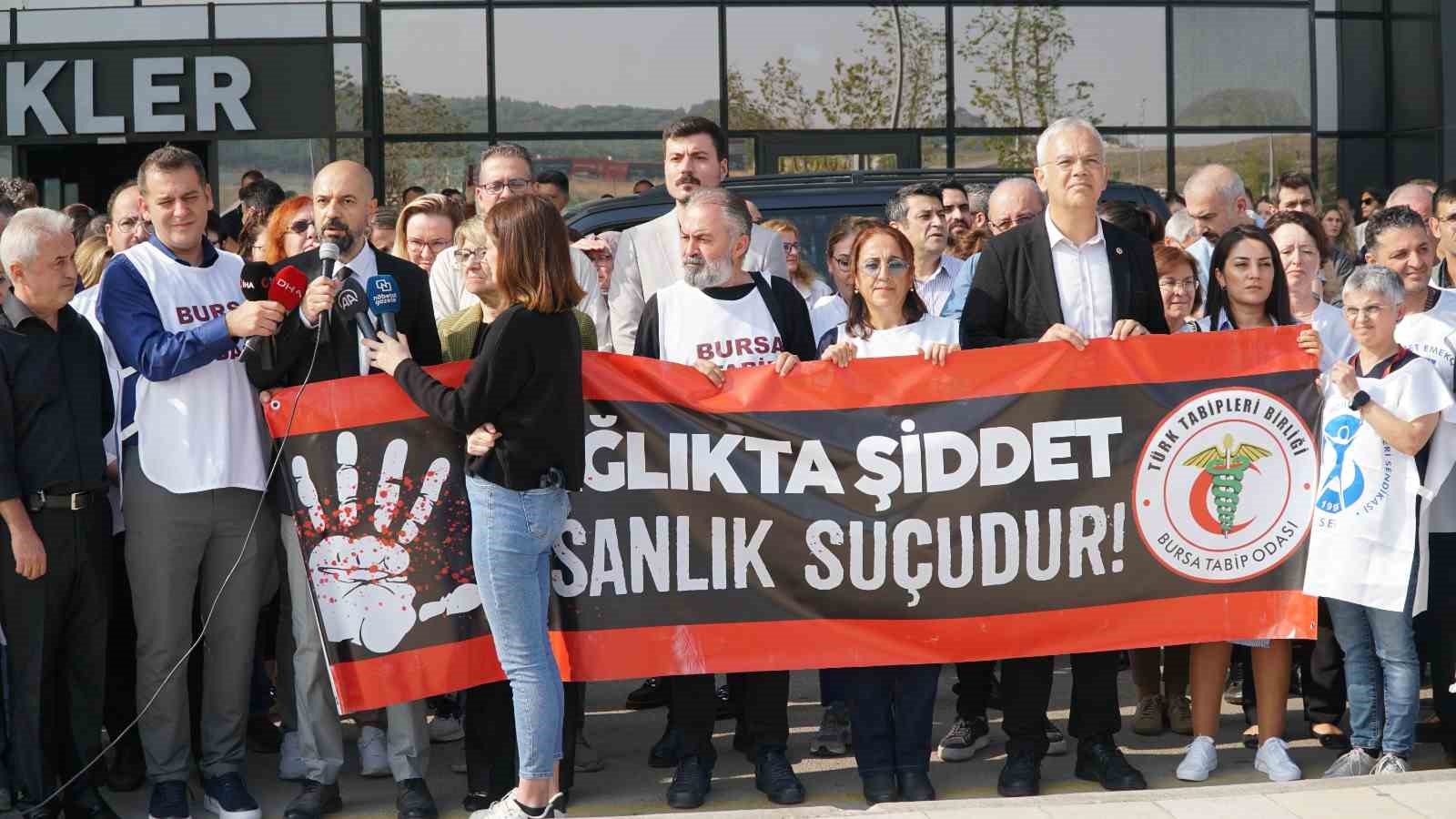 Hasta Yakını Tarafından Darp Edilen Doktor İçin Onlarca Sağlık Çalışanı Bir Araya Geldi