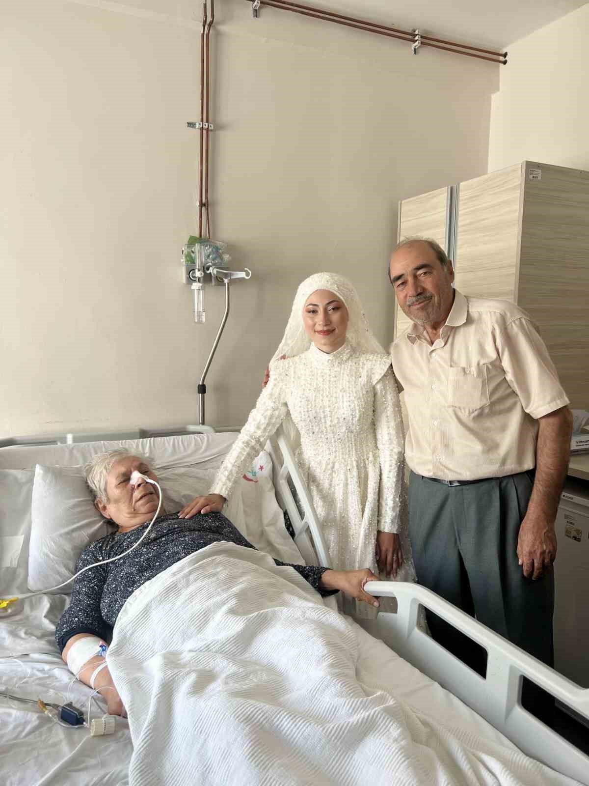 Hastanedeki Babaannesini Gelinliğiyle Ziyaret Etti