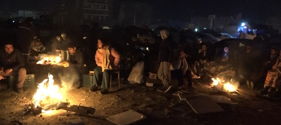 Hatay'da depremzedeler dondurucu soğukta geceyi ateş başında geçiriyor