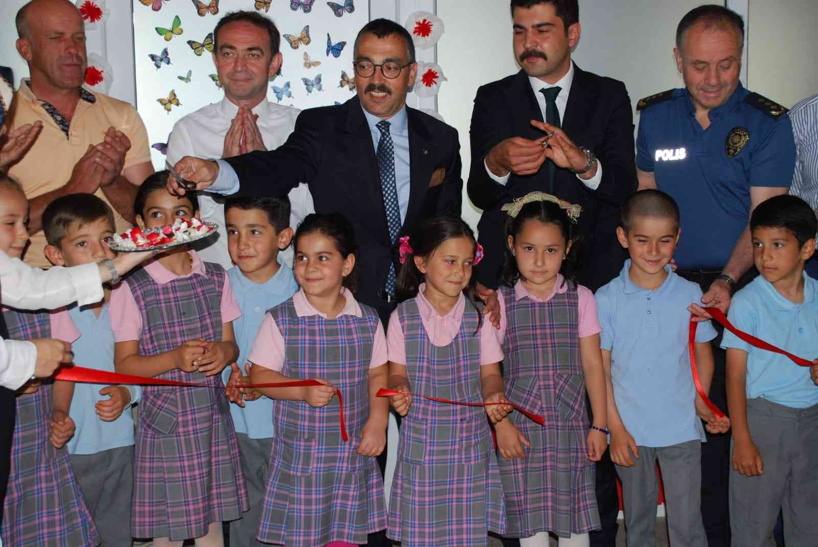 Hayırseverlerden İsaören Okuluna Kütüphane