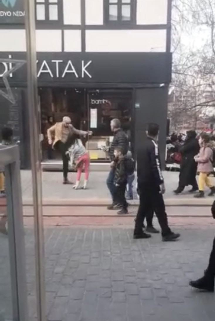 Herkesin Gözü Önünde Genç Kızı Böyle Tekmeledi