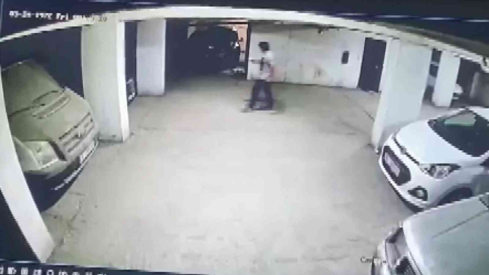 Hırsız, Motosiklet Sahibi Tarafından Yakalanınca Bıçak Çekti