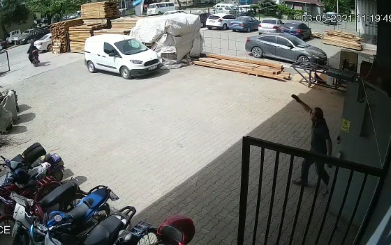 Hırsızları Fabrika İşçisi Böyle Kovaladı