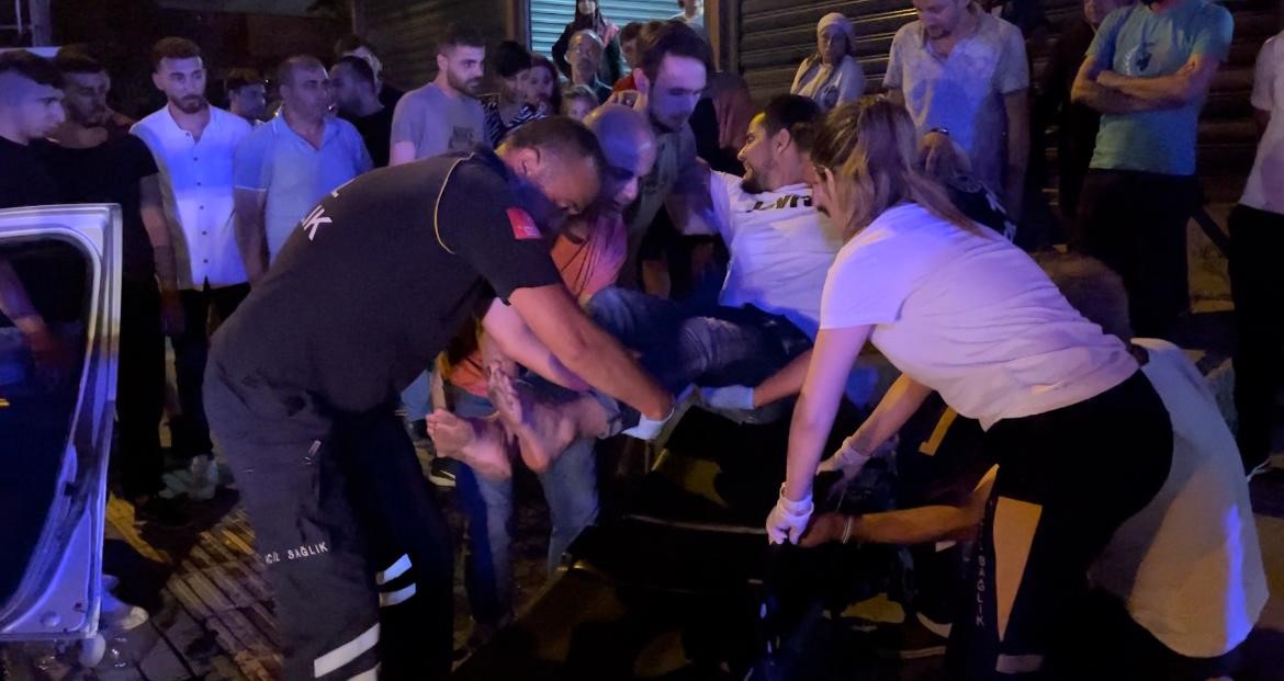 Hızla İlerleyen Otomobil Servis Aracına Çarptı : 5 Yaralı