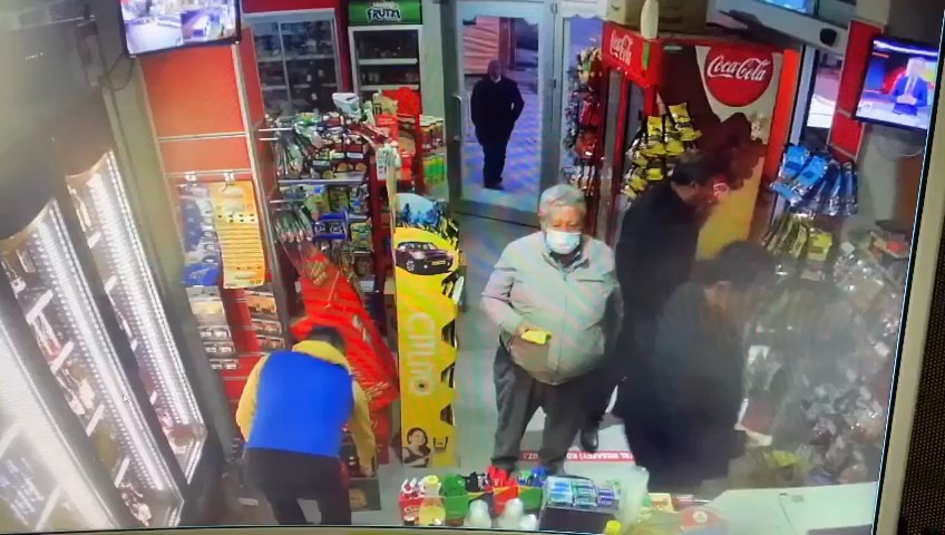 Husumetlisinin Boğazına Markette Bıçak Dayadı