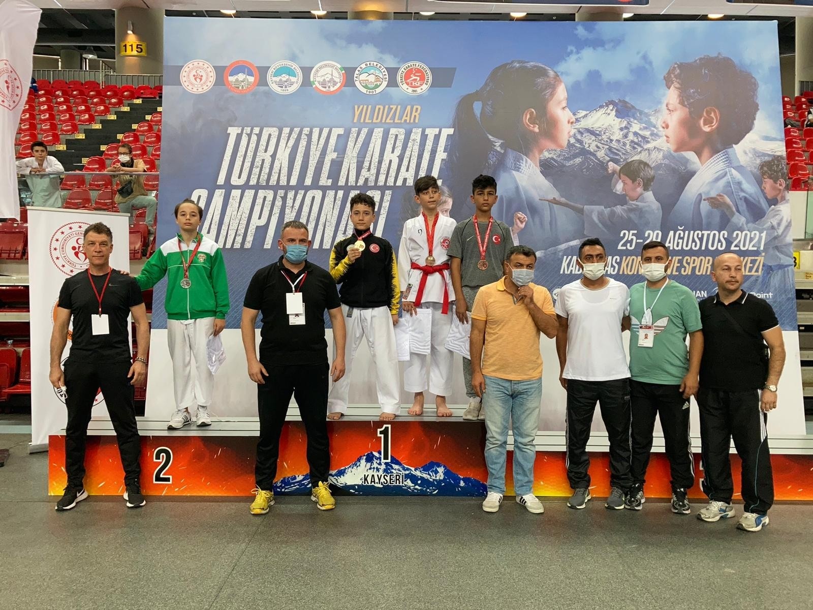 İki Karateciye Millî Takım Yolu