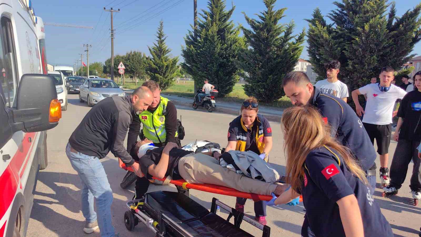 İki Otomobile Çarpan Motosiklet Sürücüsü Yaralandı, Kaza Anı Kameraya Yansıdı