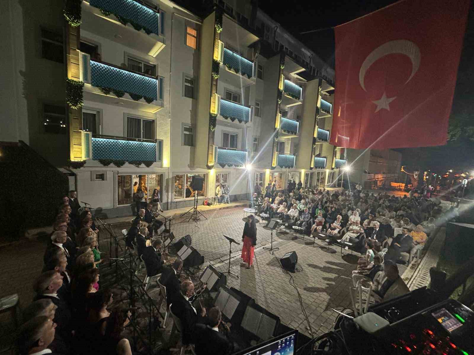 İnegöl Belediyesi Türk Müziği Korosu Oylatta Konser Verdi