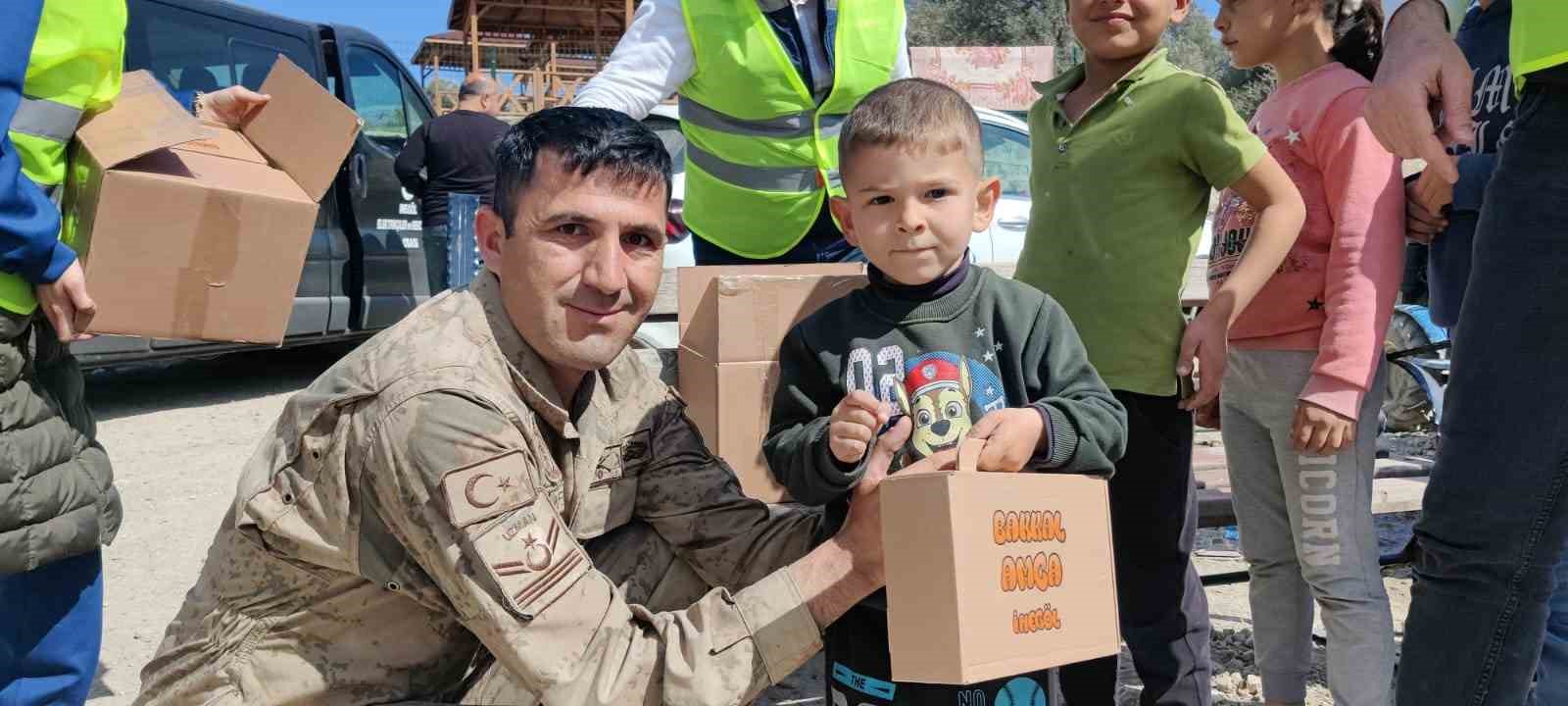 İnegöllü Bakkallar Depremzede Çocukların Yüzünü Güldürdü