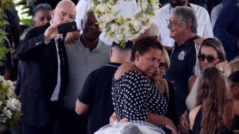 Infantino'dan Pele'nin cenazesinde skandal hareket!