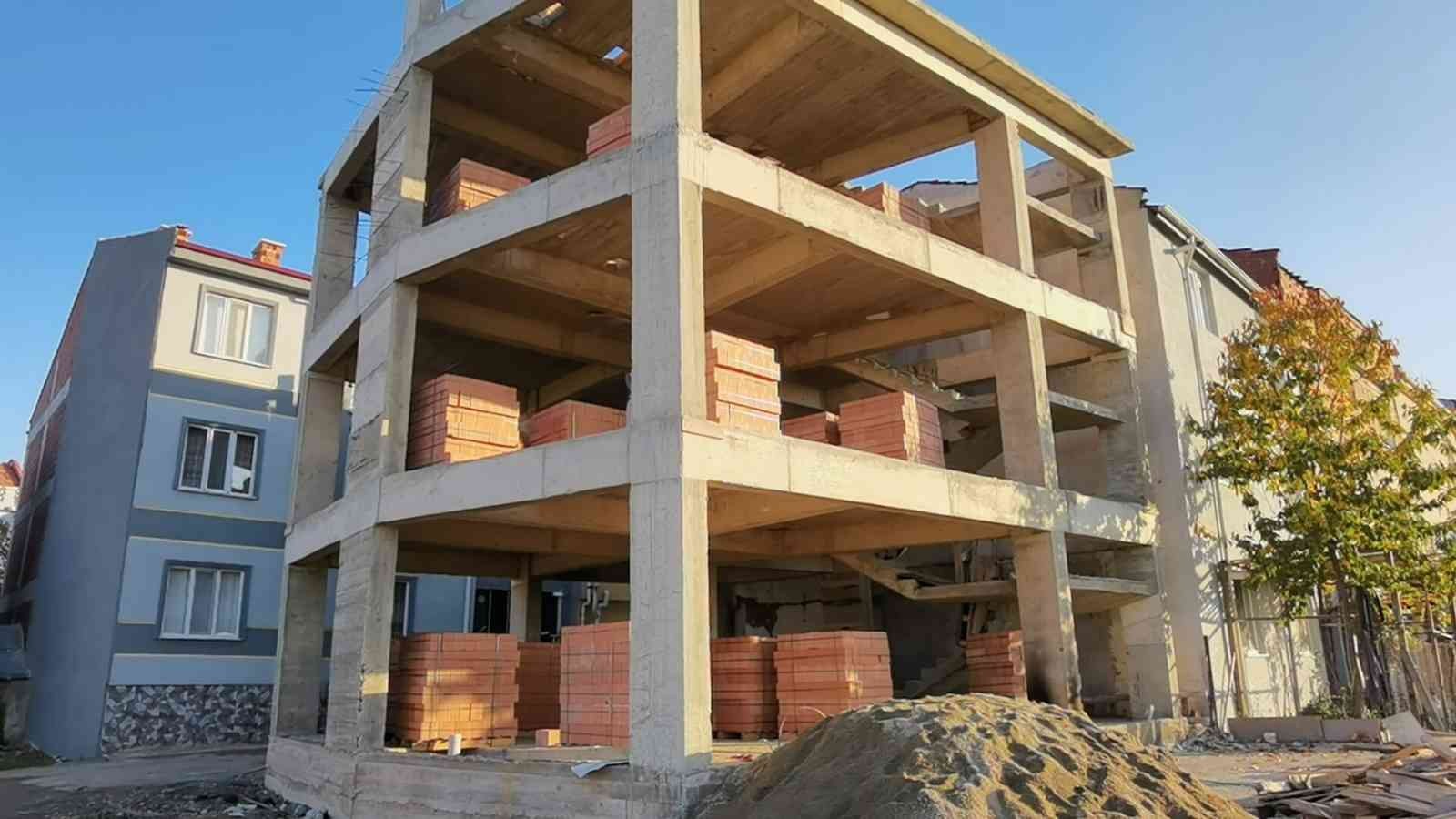 İnşaattan Düşen Çocuğu Kum Yığını Kurtardı