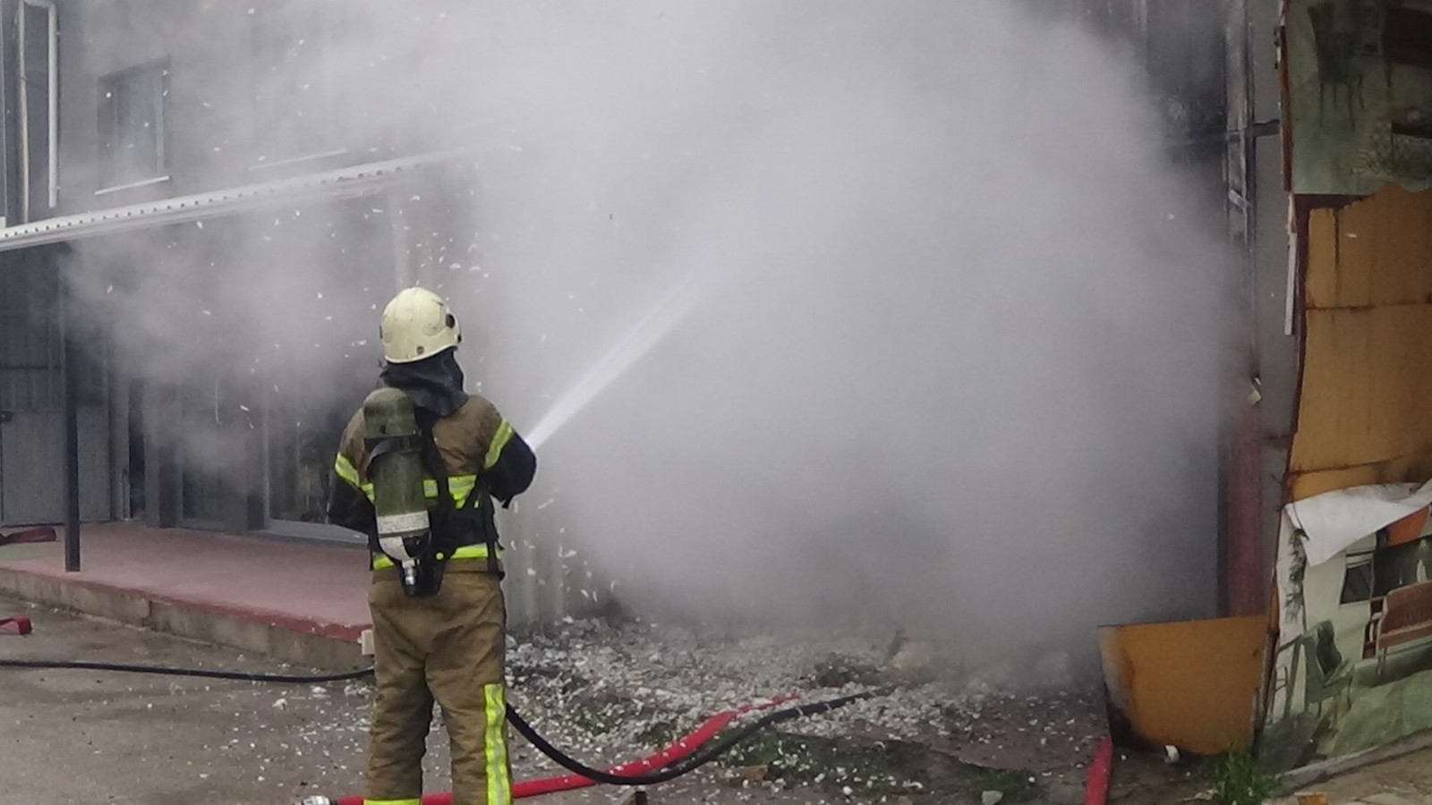 İş Yerleri Alevlere Teslim Oldu